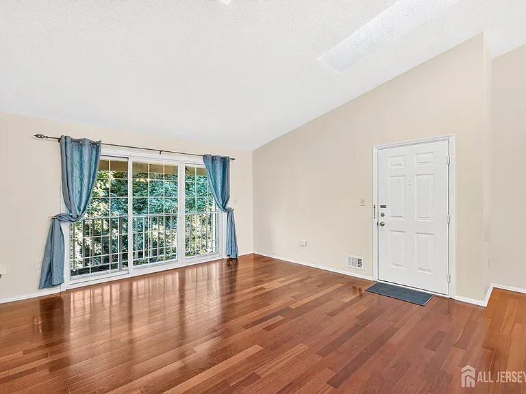 4006 Crawford Ct — Photo 2