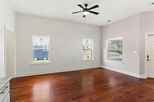 1402 Alvar St — Photo 3