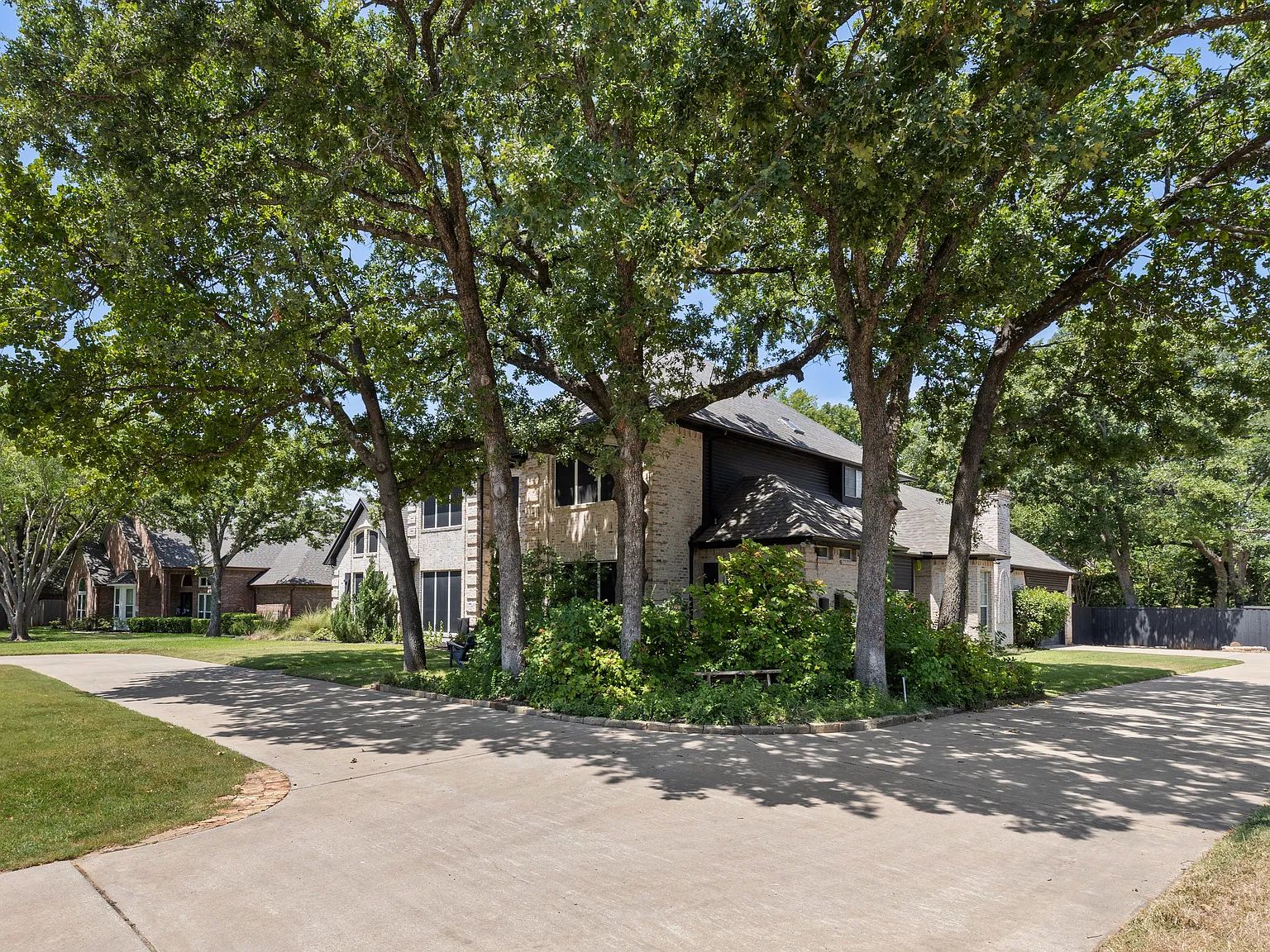 5 bed, 4.5 bath, 5119 sqft, $4,750 — Photo 2