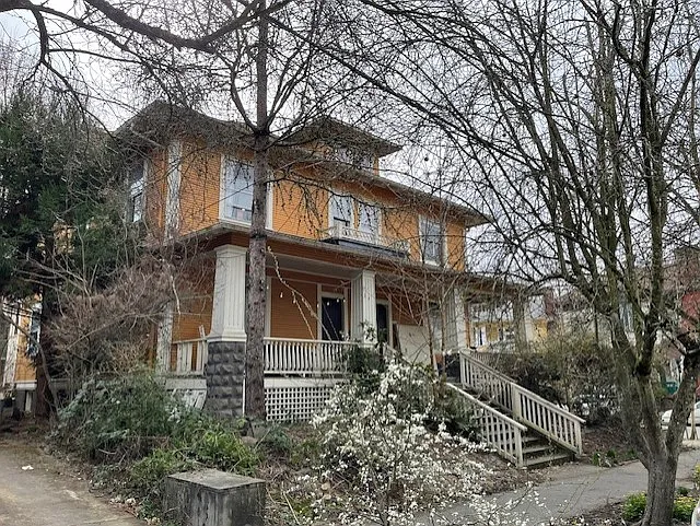 1304 SE Main St — Photo 1