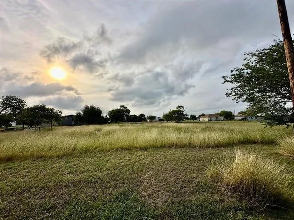 509 1st St, Bayside, TX 78340
