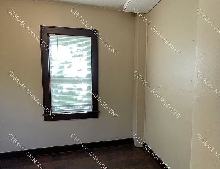 916 Perry St — Photo 24