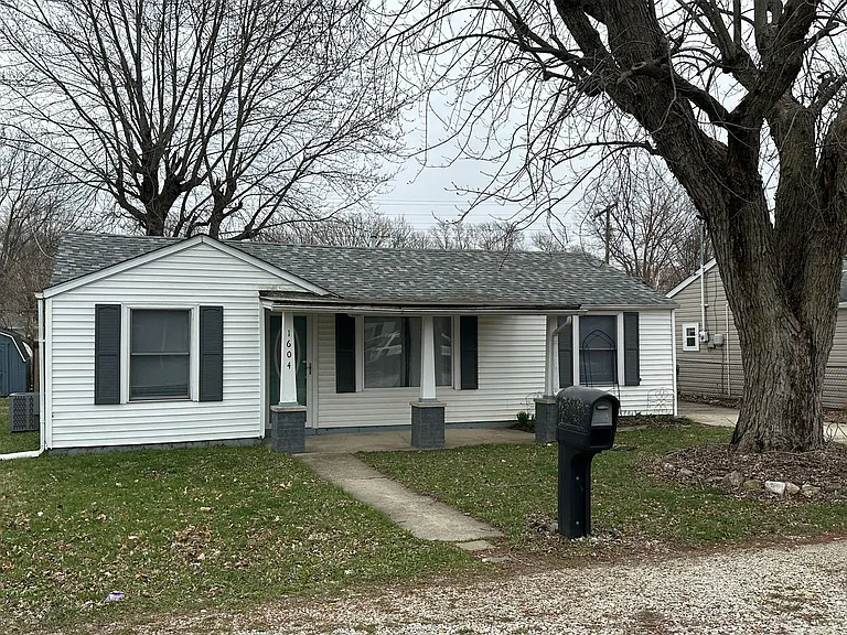 1604 S Oakdale Dr — Photo 1