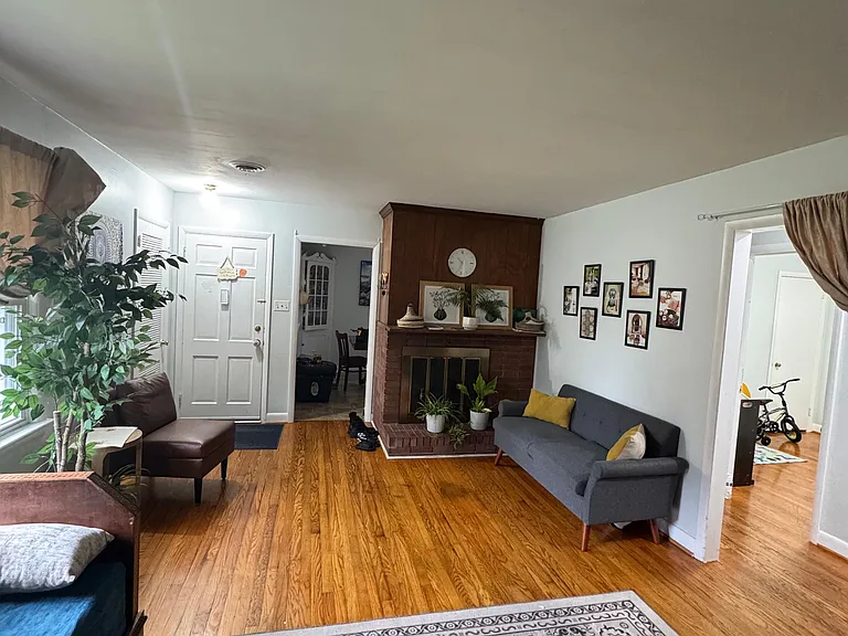 1439 Crawford Ave — Photo 2