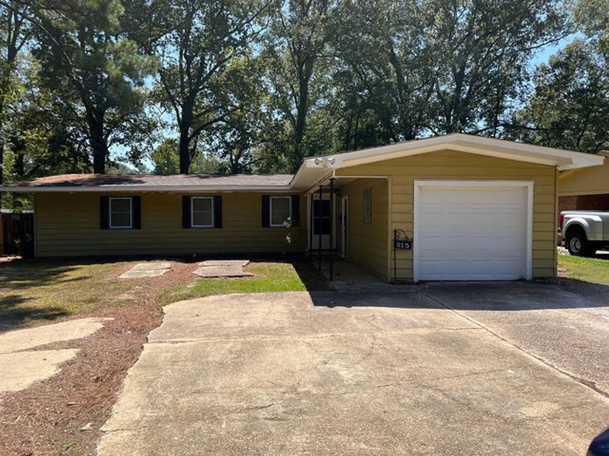 Building Photo - 815 Berwood Dr
