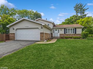 537 Lochwood Dr, Crystal Lake, IL 60012