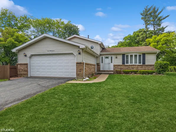 537 Lochwood Dr, Crystal Lake, IL 60012