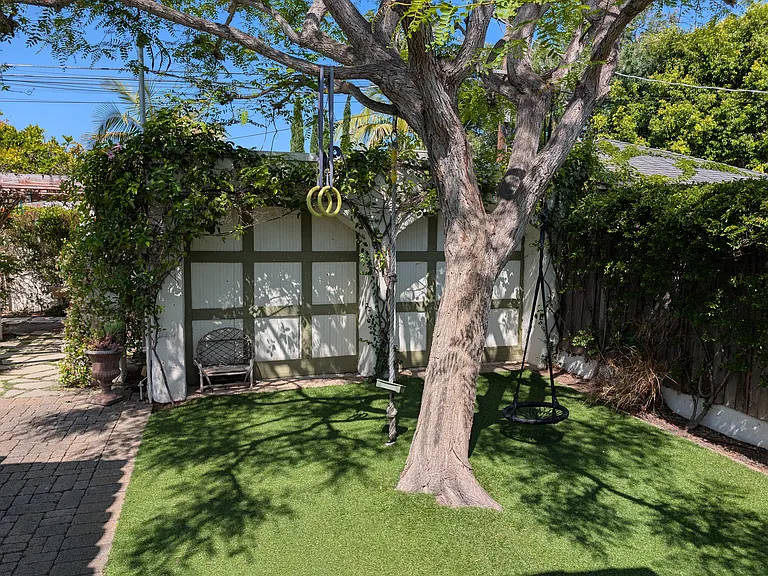 8339 Holy Cross Pl — Photo 31