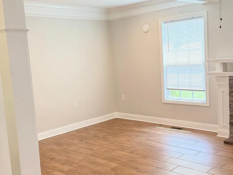 406 Vanguard St — Photo 4