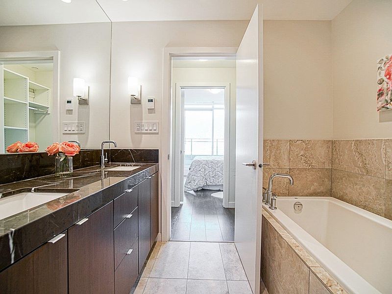 North Vancouver Apartment for rent - 2 Bedrooms — photo 13