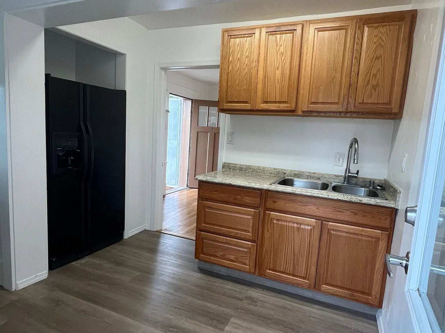 1 bed, 550 sqft, $1,050 — Photo 2