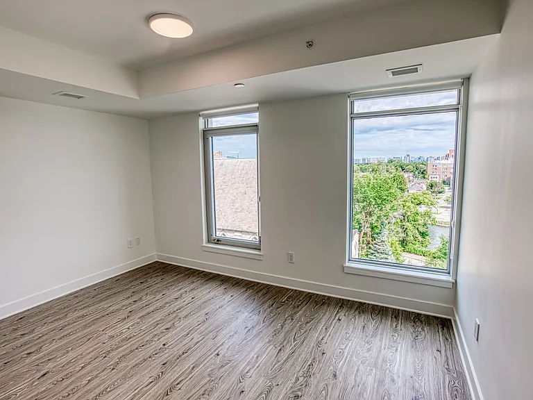 1050 Bank St — Photo 30