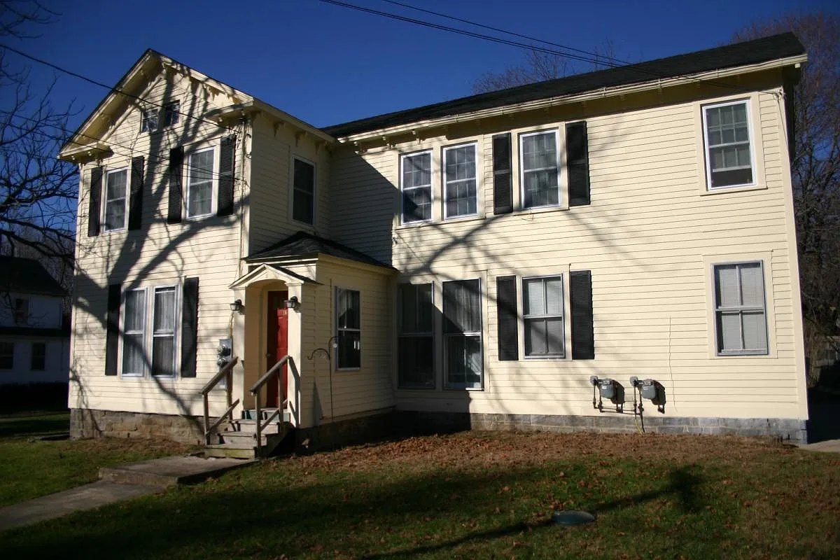 Building Photo - 36 Village St #A