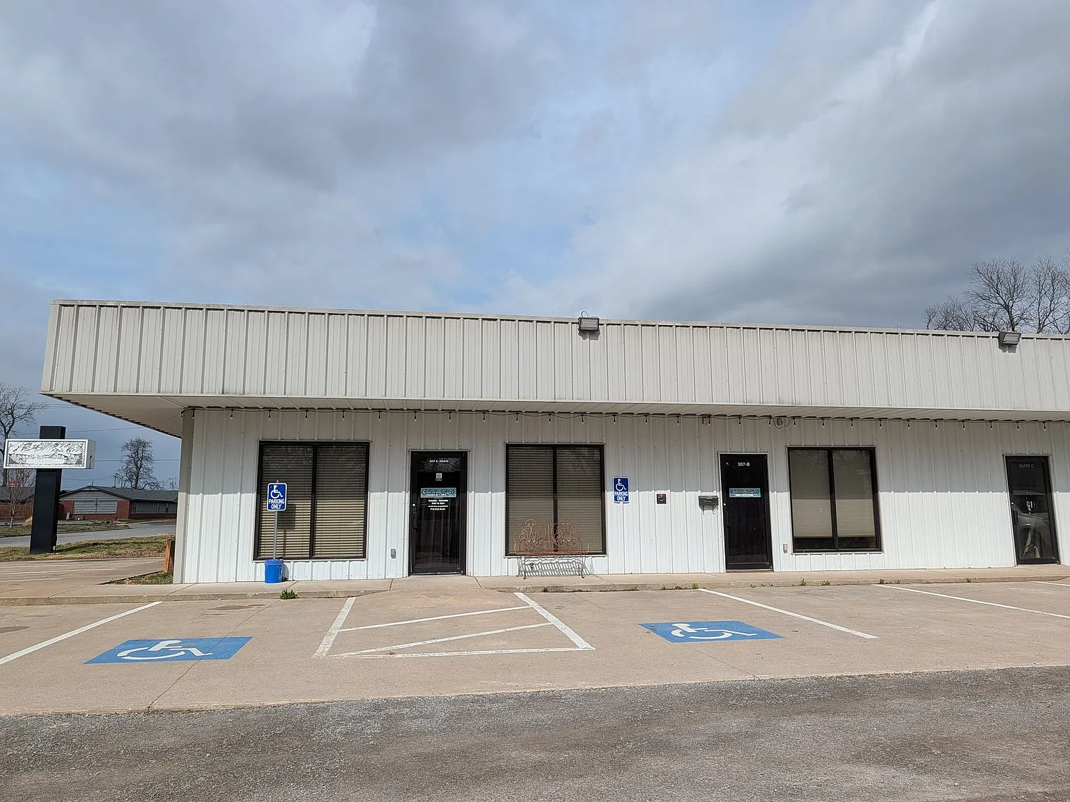 Office/Retail Commercial Space in Pryor — Photo 2