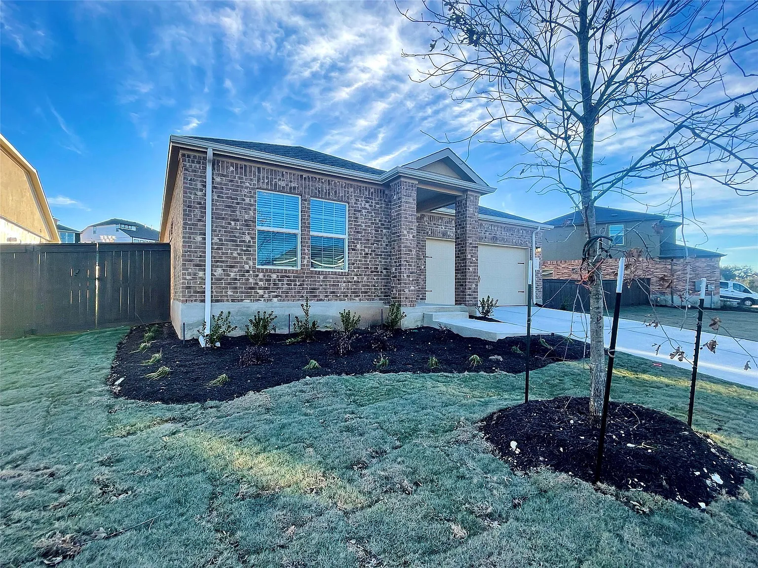 4 bed, 2.0 bath, 1938 sqft, $2,200 — Photo 2