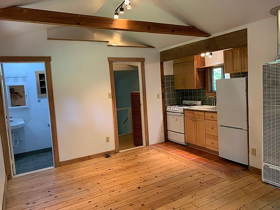 2nd image of 901 Madrona Dr #B