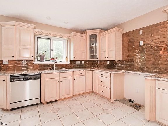 5th image of 39193 Camelot Way