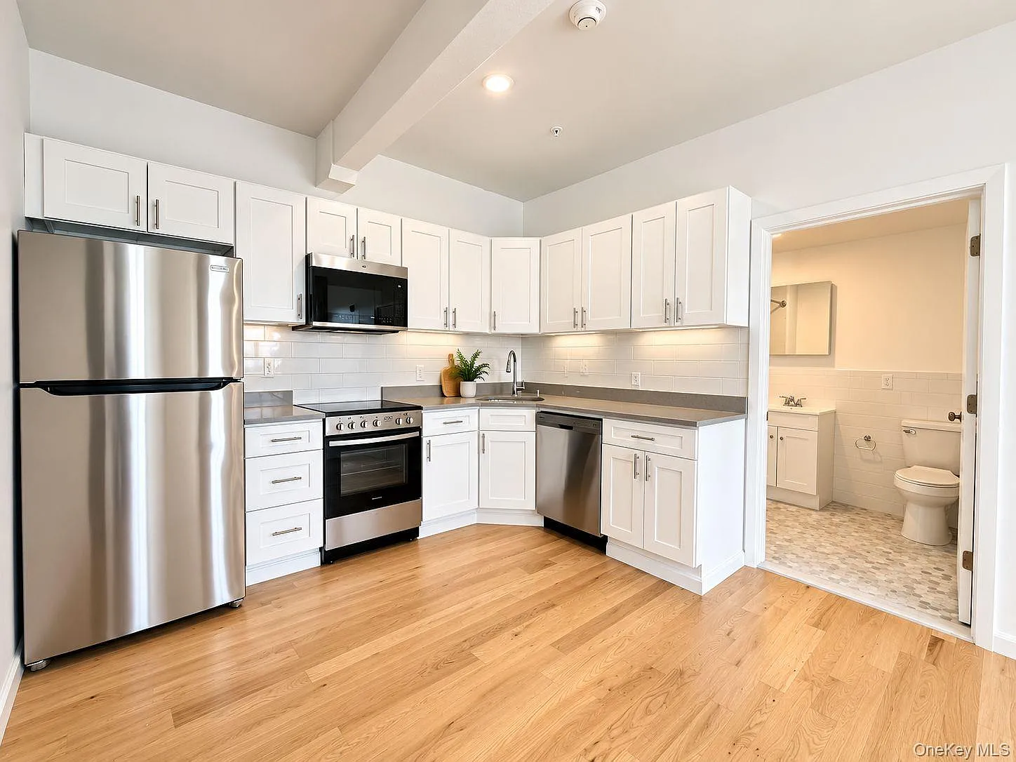 2 bed, 1.0 bath, 808 sqft, $2,200 — Photo 2