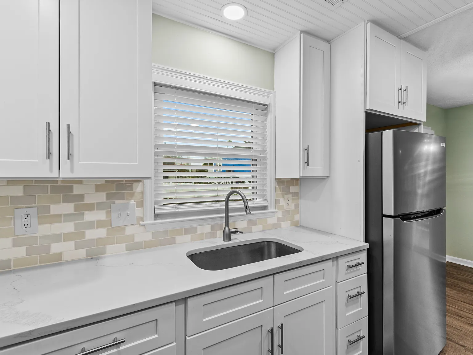 3 bed, 2.5 bath, 1400 sqft, $2,400 — Photo 4