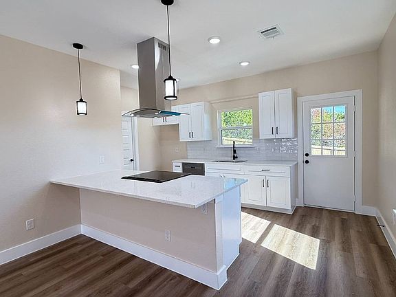 3rd image of 2619 Creekview Dr