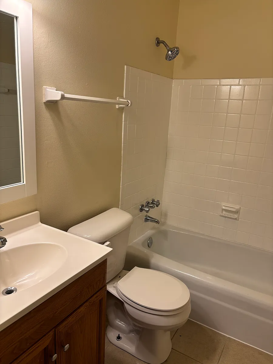 Building Photo - 2549 S Kinnickinnic Ave #105