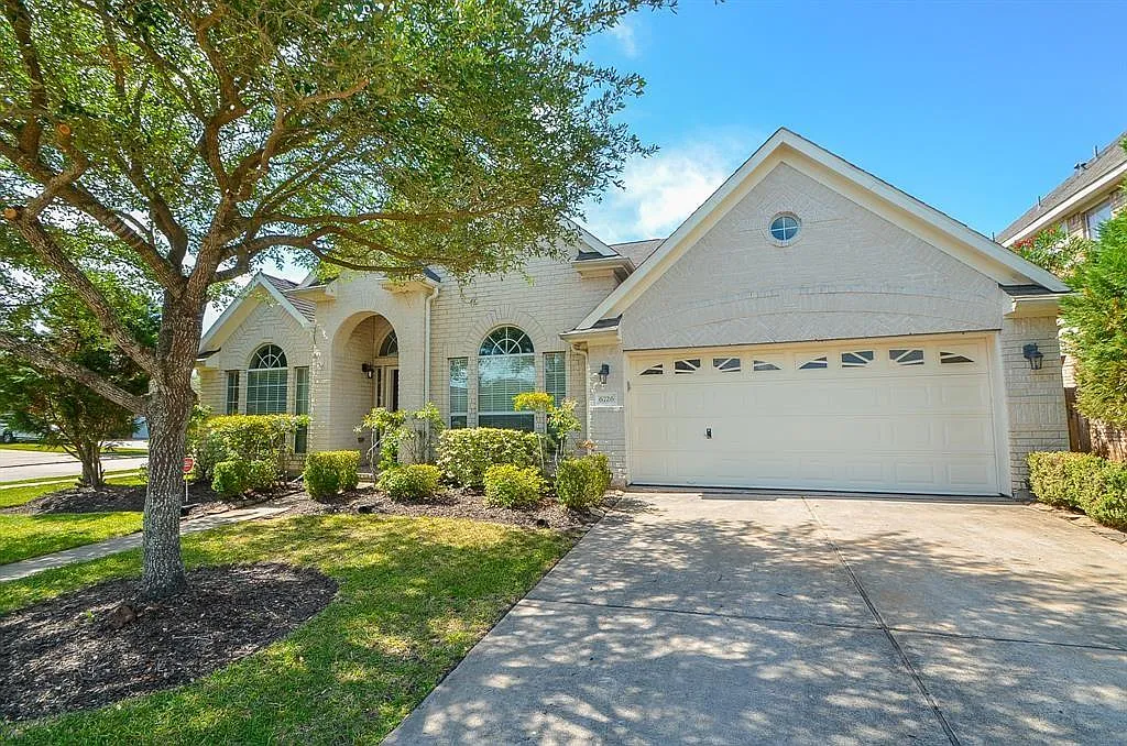 4 bed, 2.5 bath, 2853 sqft, $3,200 — Photo 2