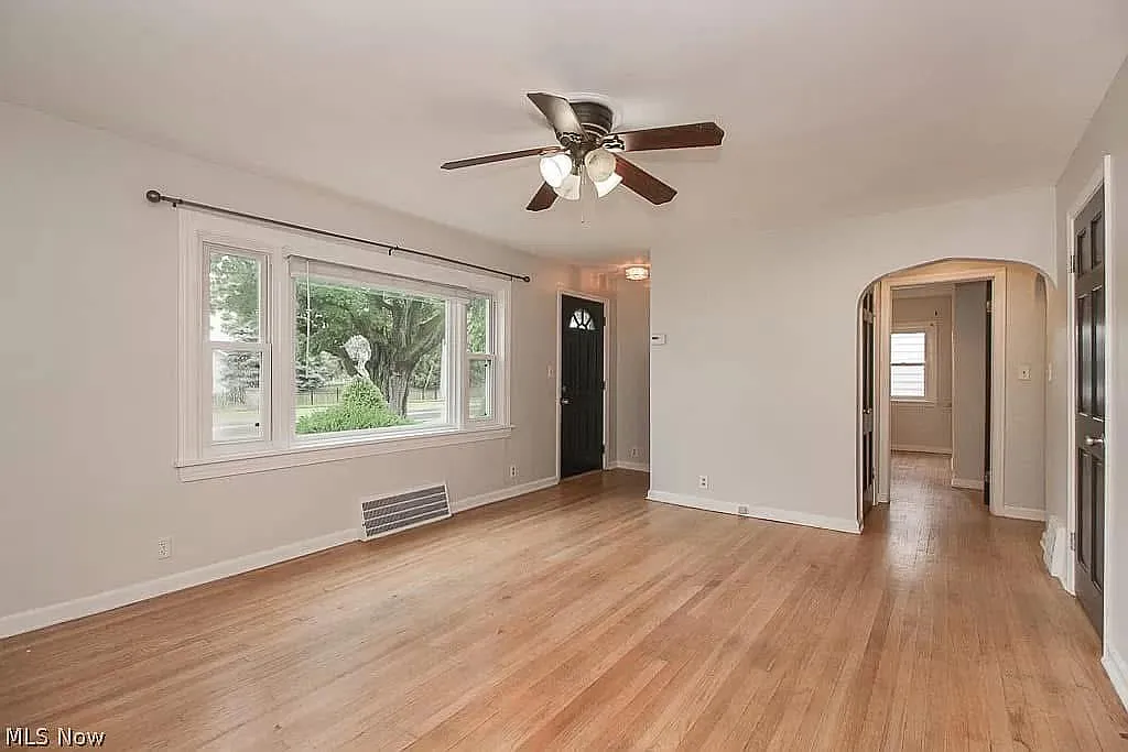 3 bed, 2192 sqft, $2,150 — Photo 2
