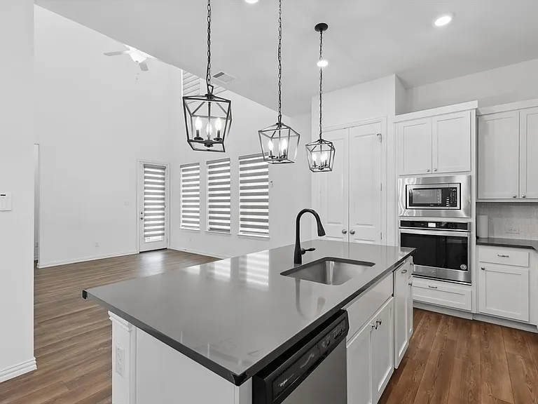 211 Harper St — Photo 3