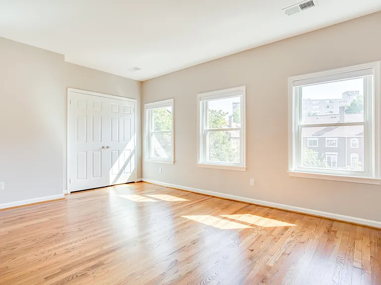 1045 N Stafford St — Photo 12