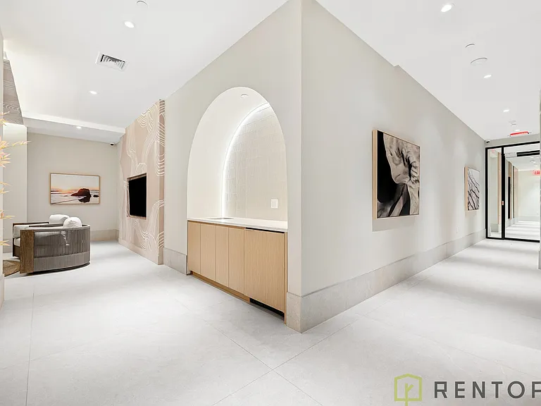 555 W 45th St #6A — Photo 36