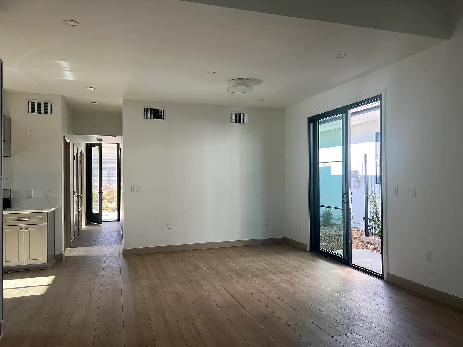 913 Wildrose Ave — Photo 3