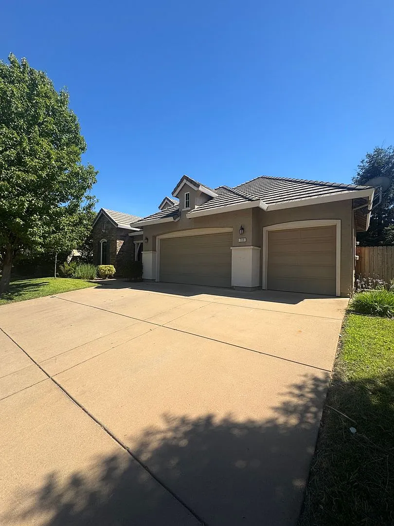 Beautiful 4 Bed/2 Bath Home In Redding — Photo 1