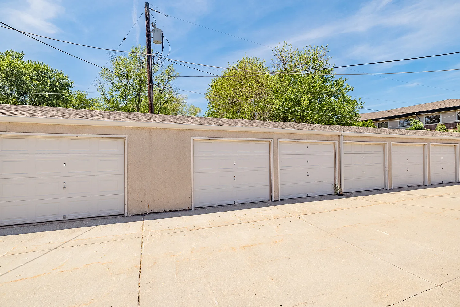 Beverly Hills Apartments — Photo 4
