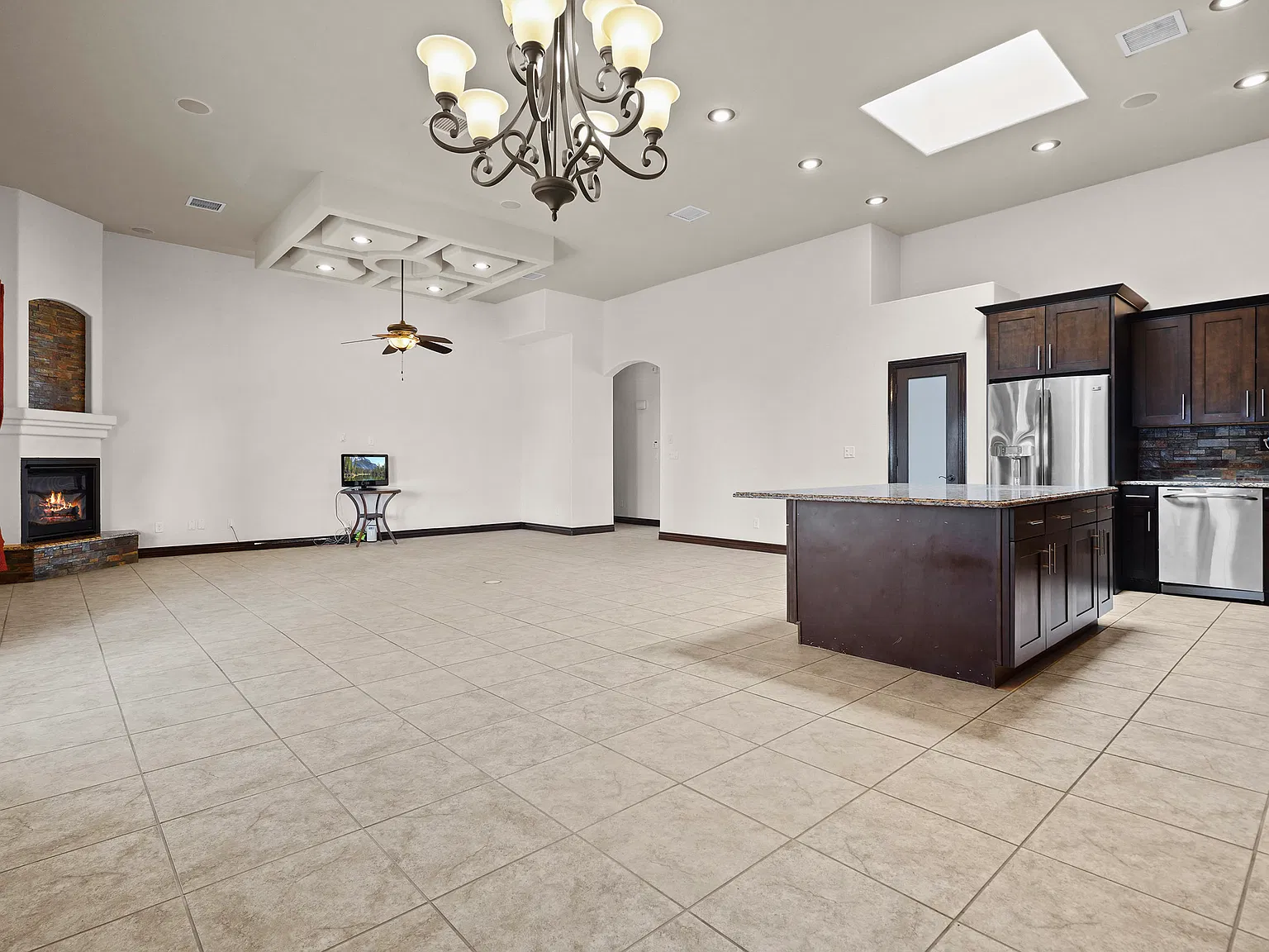 3 bed, 2489 sqft, $3,300 — Photo 4