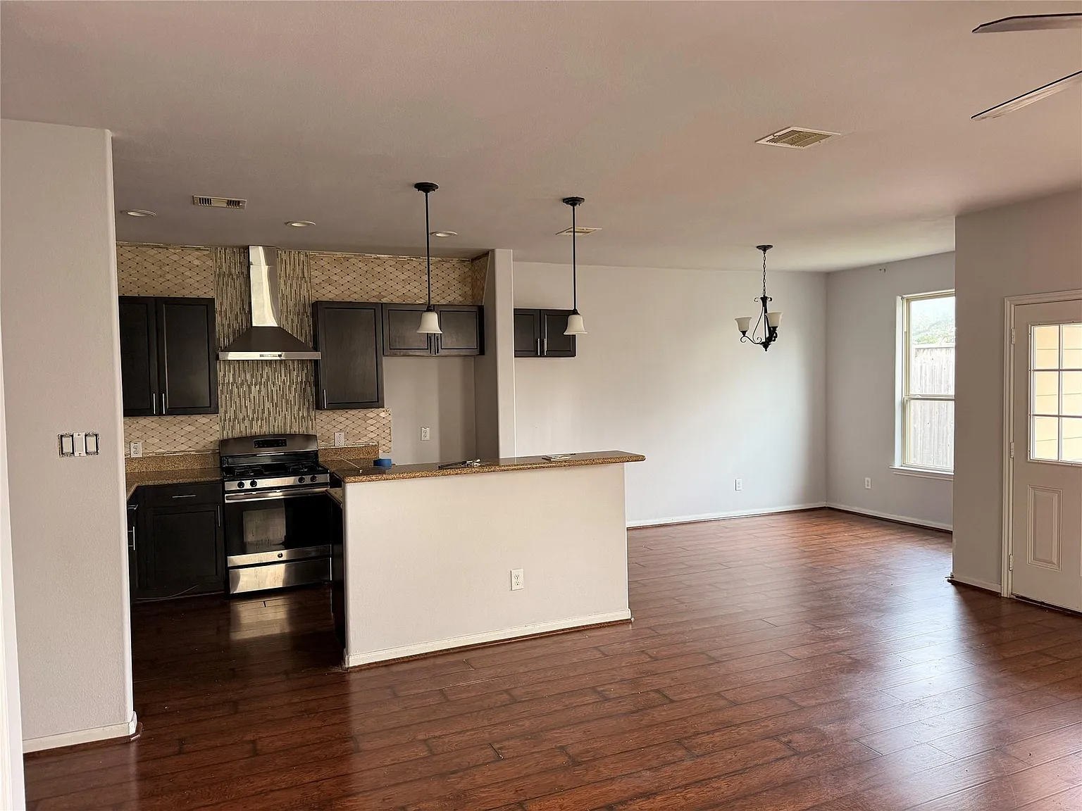 3 bed, 2.5 bath, 1883 sqft, $1,975 — Photo 2