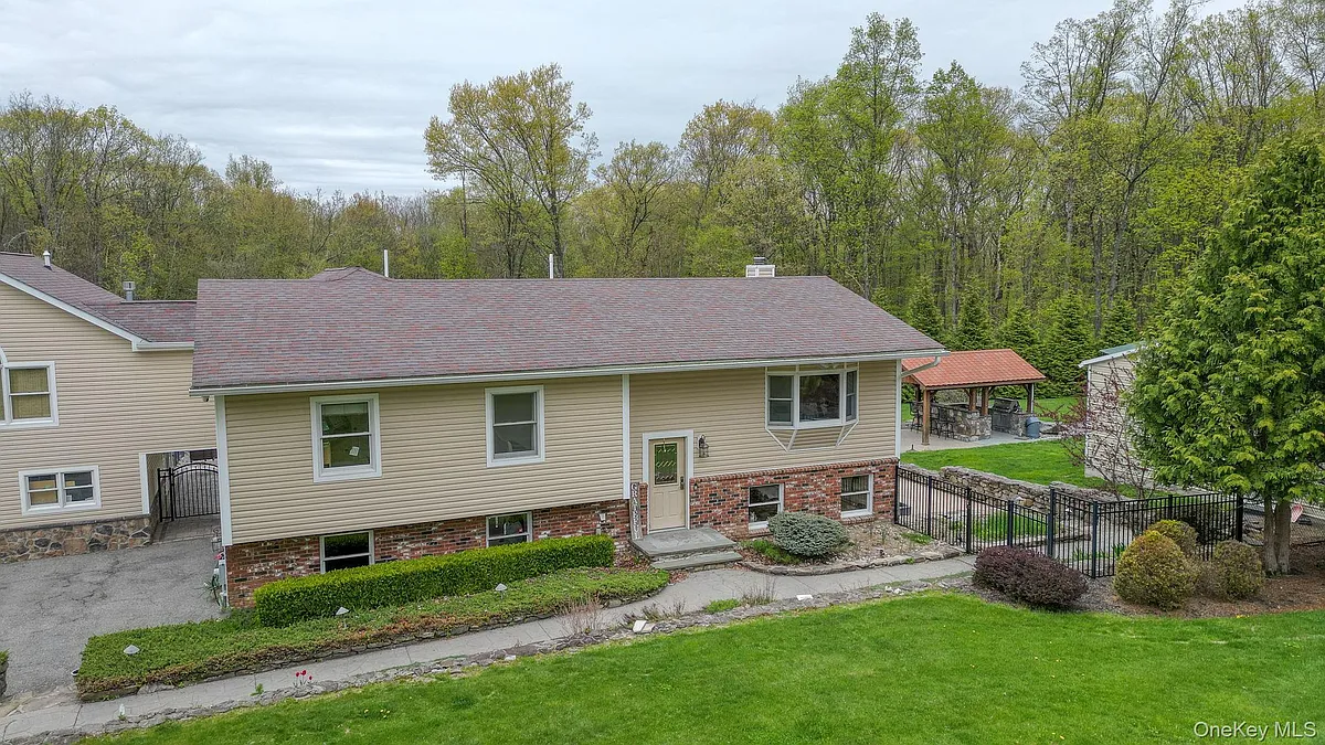 Building Photo - 809 Highland Lake Rd