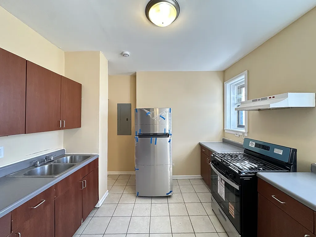 Photo 2 of 20 - 4035 W Gladys Ave #N3 - Chicago, IL Building Photo - 4035 W Gladys Ave #N3