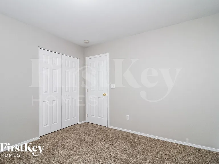 530 Martha Ct — Photo 11