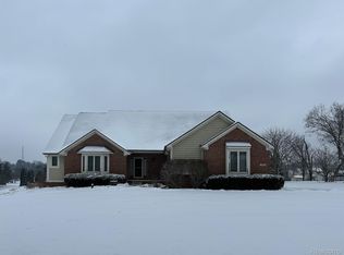 1910 W View Trl, Howell, MI 48843