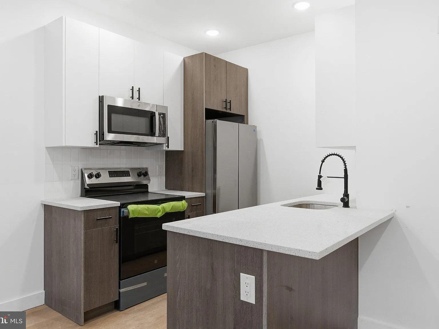 2 bed, 1.0 bath, $1,400 — Photo 2