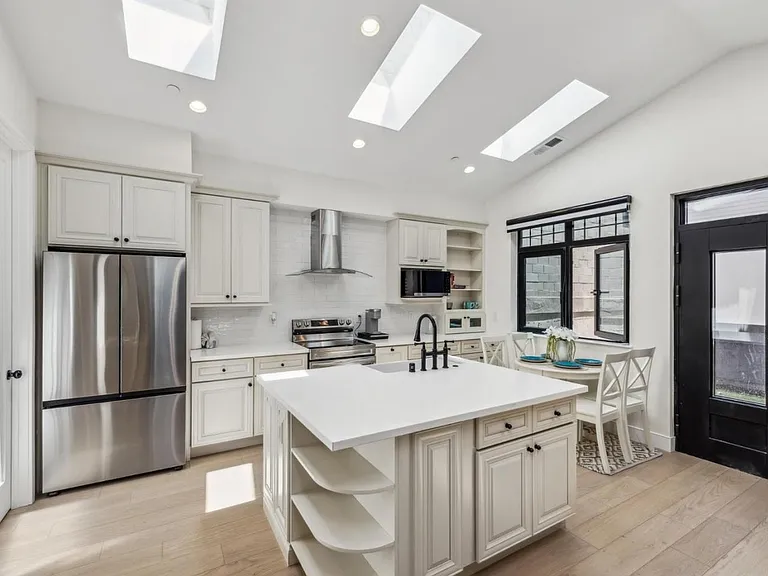 546A Oxford Ave — Photo 5