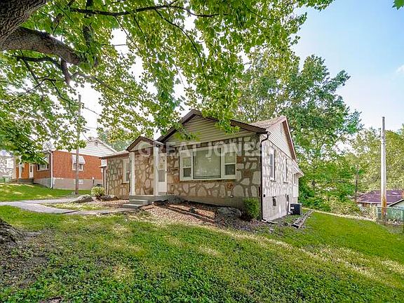 4th image of 8111 Bluemont Way