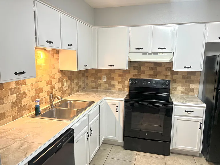 Kitchen (common area)