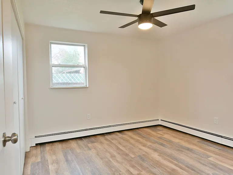 560 Gladys St — Photo 5