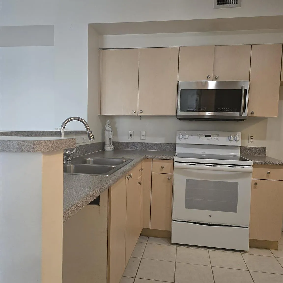 3 bed, 2.0 bath, 1137 sqft, $2,600 — Photo 2