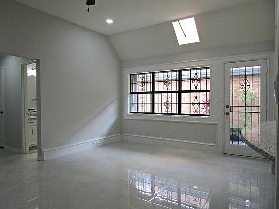 3rd image of 524 Canary Ave