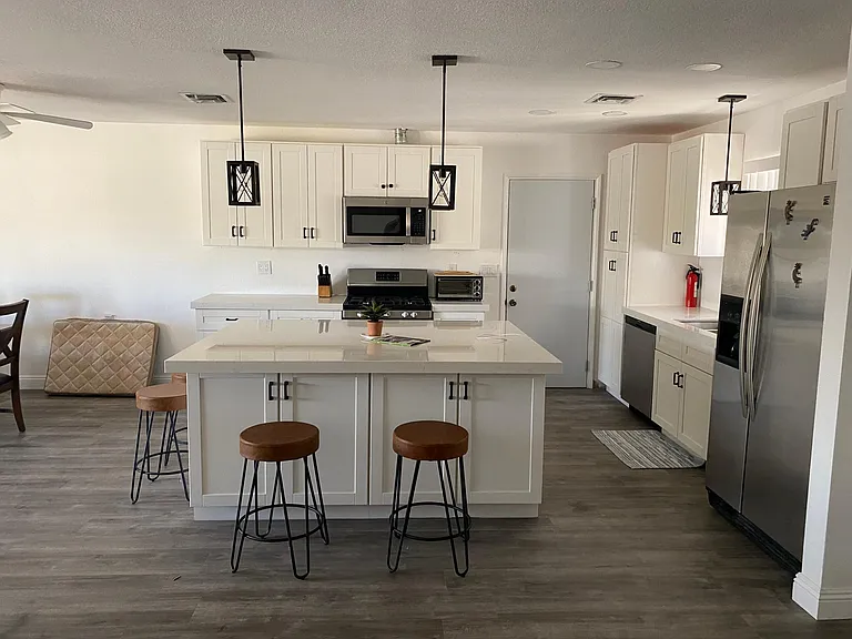 2834 Holiday Dr — Photo 2