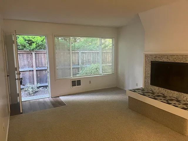 2 bed, 900 sqft, $2,300 — Photo 3