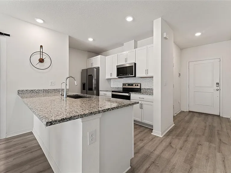 697 Stoney Point Cir — Photo 6