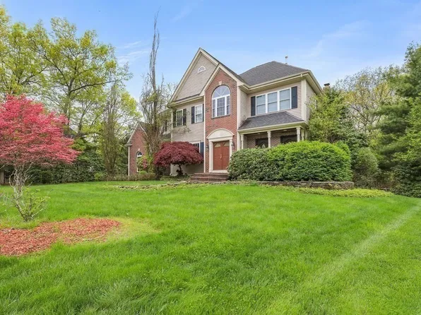 12 Kristen Cir, North Attleboro, MA 02760